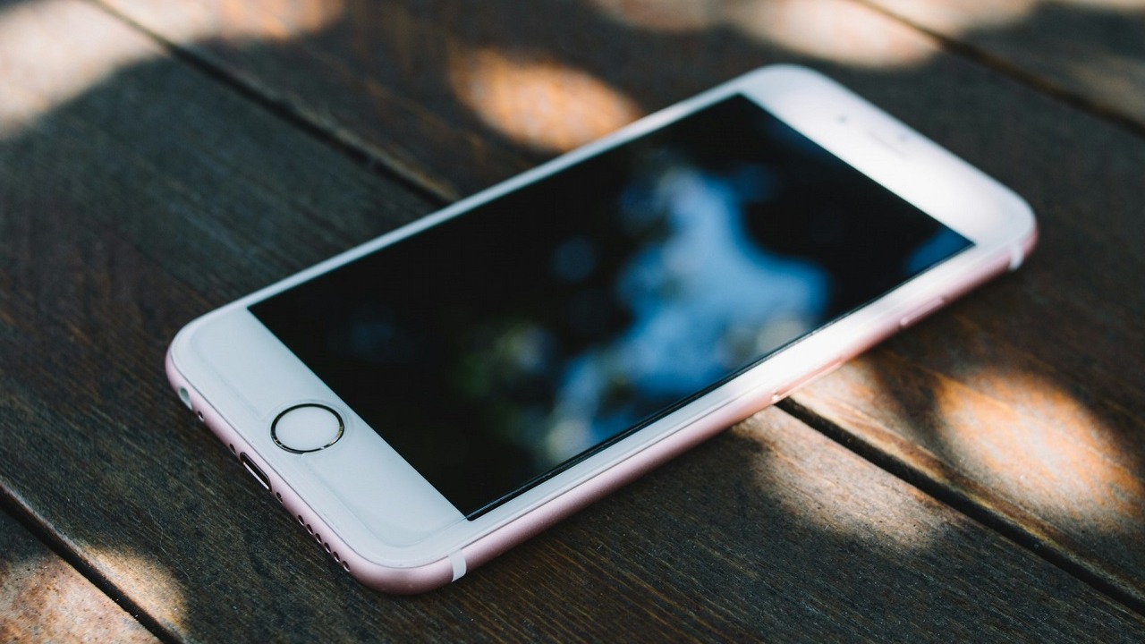 Apple nie planuje przywrócić Touch ID w iPhone'ach, firma zostanie przy Face ID, źródło grafiki: Unsplash | Olga Nayda.