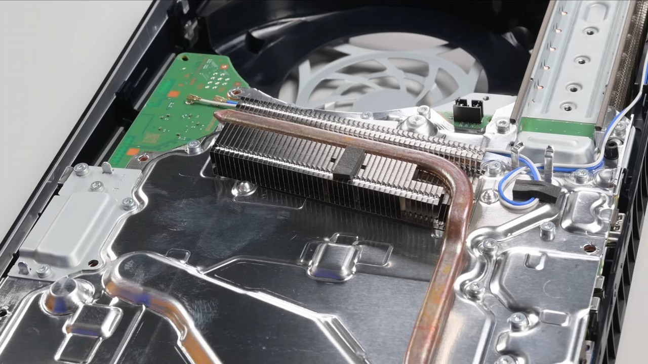 PS5 Slim jest bardziej kompaktowe, ale też dużo łatwiejsze w demontażu i samodzielnej naprawie, źródło grafiki: iFixit / YouTube.