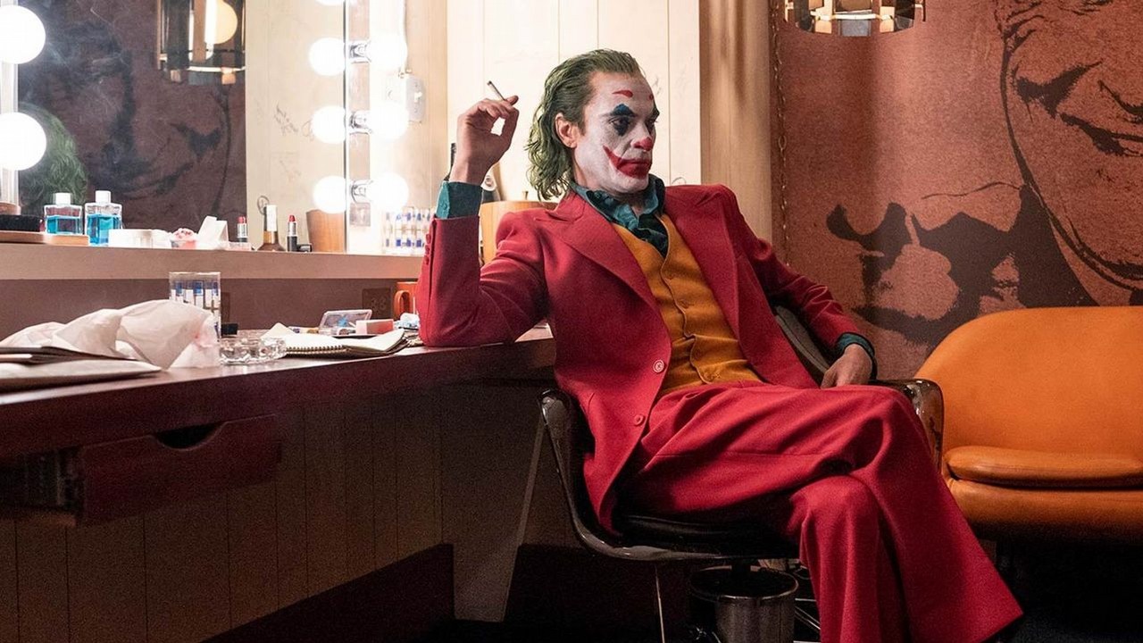 Za kulisami Jokera panowała napięta atmosfera. Joaquin Phoenix i Robert De Niro mają zupełnie inne podejście do pracy, źródło grafiki: Joker, Todd Phillips, Warner Bros. Pictures, 2019.