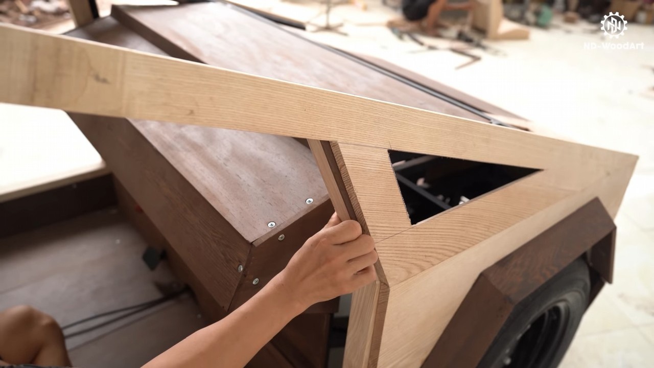 Tesla Cybertruck z drewna wygląda lepiej niż oryginał, twórca chce go wysłać Elonowi Muskowi, źródło grafiki: ND - Woodworking Art / YouTube.