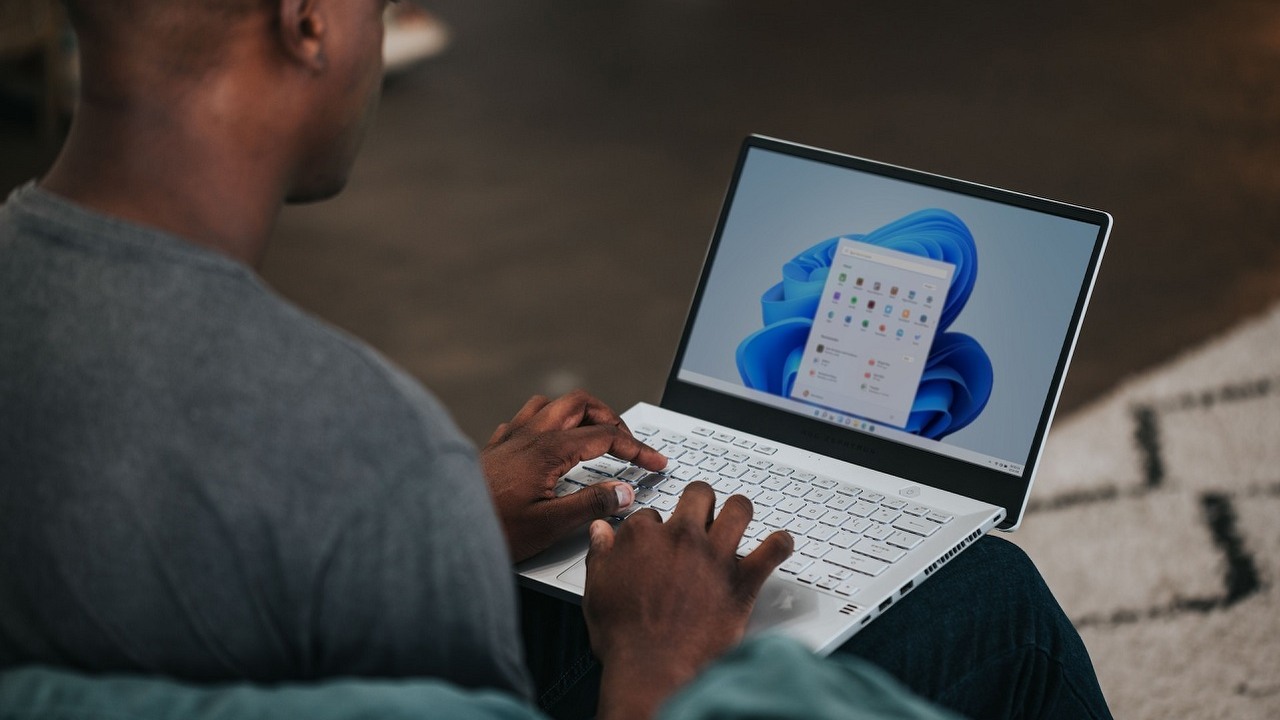 Tiny11, lekka wersja Windowsa 11, staje się jeszcze mniejsza i dostaje nowe funkcje, źródło grafiki: Unsplash | Windows.