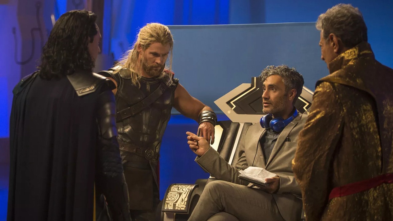 „Nie byłem zainteresowany kręceniem tych filmów”. Taika Waititi przyznał, że wyreżyserował Thora: Ragnarok dla pieniędzy, źródło grafiki: Thor: Ragnarok, Taika Waititi, 2017, Marvel Entertainment.