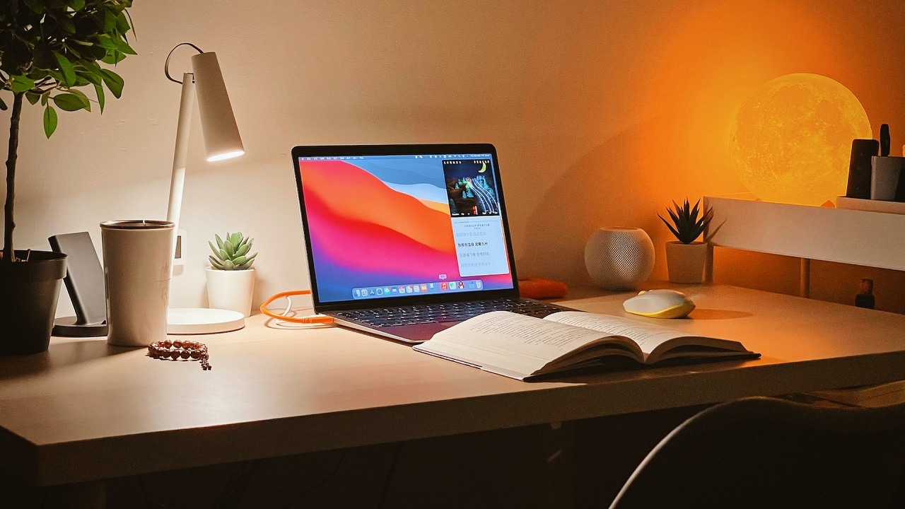 Ta modyfikacja zbliża MacBooka Air do modelu Pro, źródło grafiki: Unsplash | Iewek Gnos.