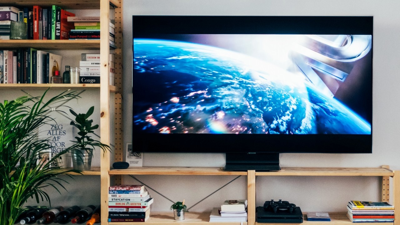 Te rzeczy są ważniejsze przy zakupie nowego telewizora od specyfikacji technicznej, źródło grafiki: Jonas Leupe / Unsplash.