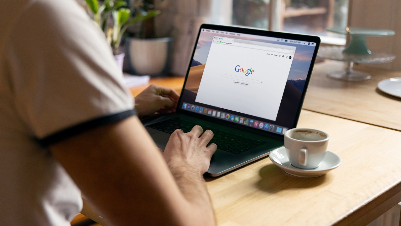 Pliki z Dysku Google znikają na niektórych komputerach z Windowsem i MacOS, użytkownicy zgłaszają problem, źródło grafiki: Firmbee Com | Unsplash.