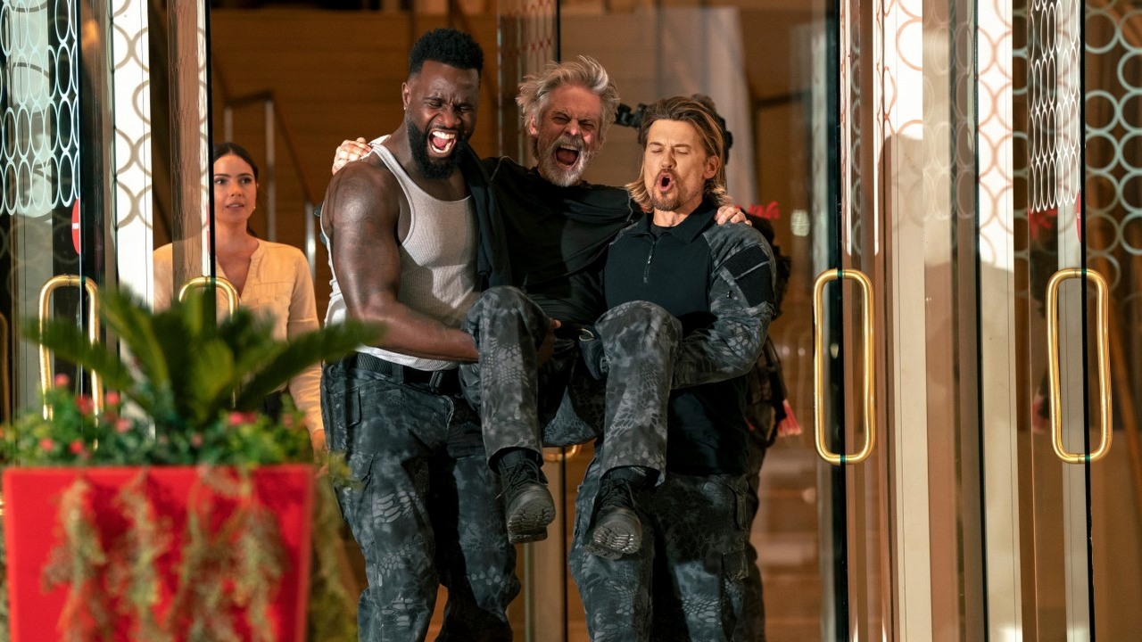 Obliterated to nowy szalony serial Netflixa, odnośnie którego widzowie i krytycy na Rotten Tomatoes nie są zgodni, źródło grafiki: Zmasakrowani; Jon Hurwitz, Hayden Schlossberg i Josh Heald; Netflix; 2023.
