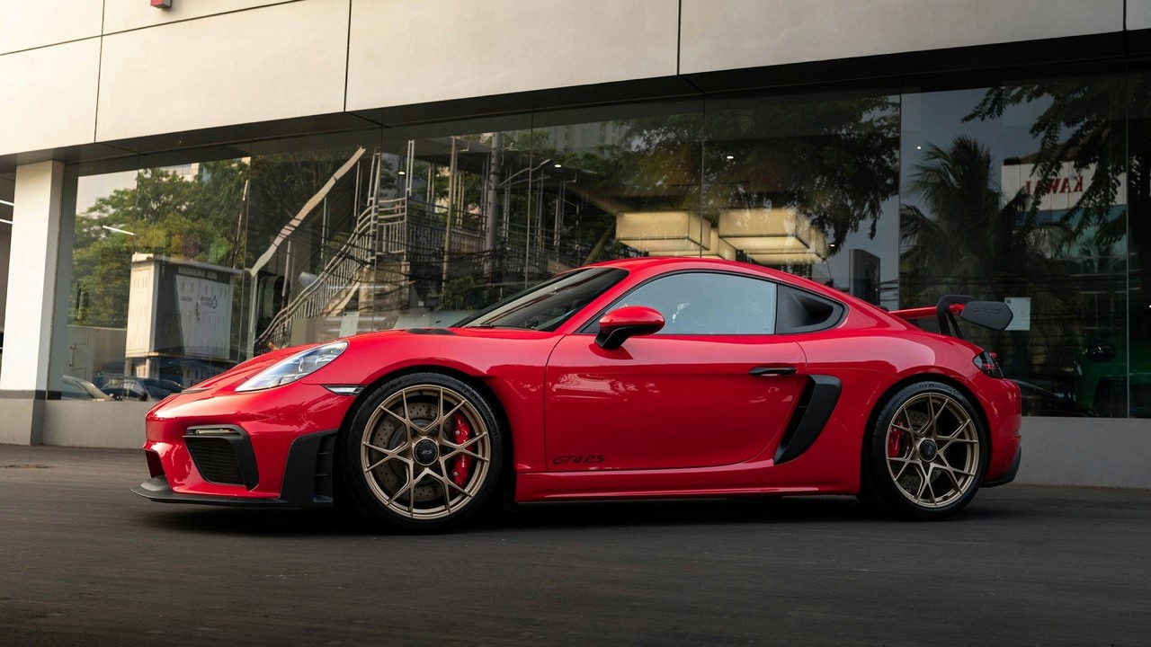 Trójka złodziei została pokonana przez skrzynię biegów, nie udało im się nawet ruszyć, źródło grafiki: Unsplash | Rico Reynaldi.