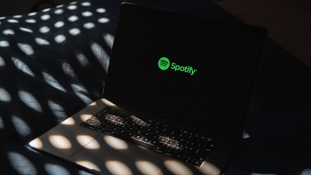 Spotify zwalnia setki pracowników, prezes tłumaczy powody, źródło grafiki: Unsplash / thibaultpenin.