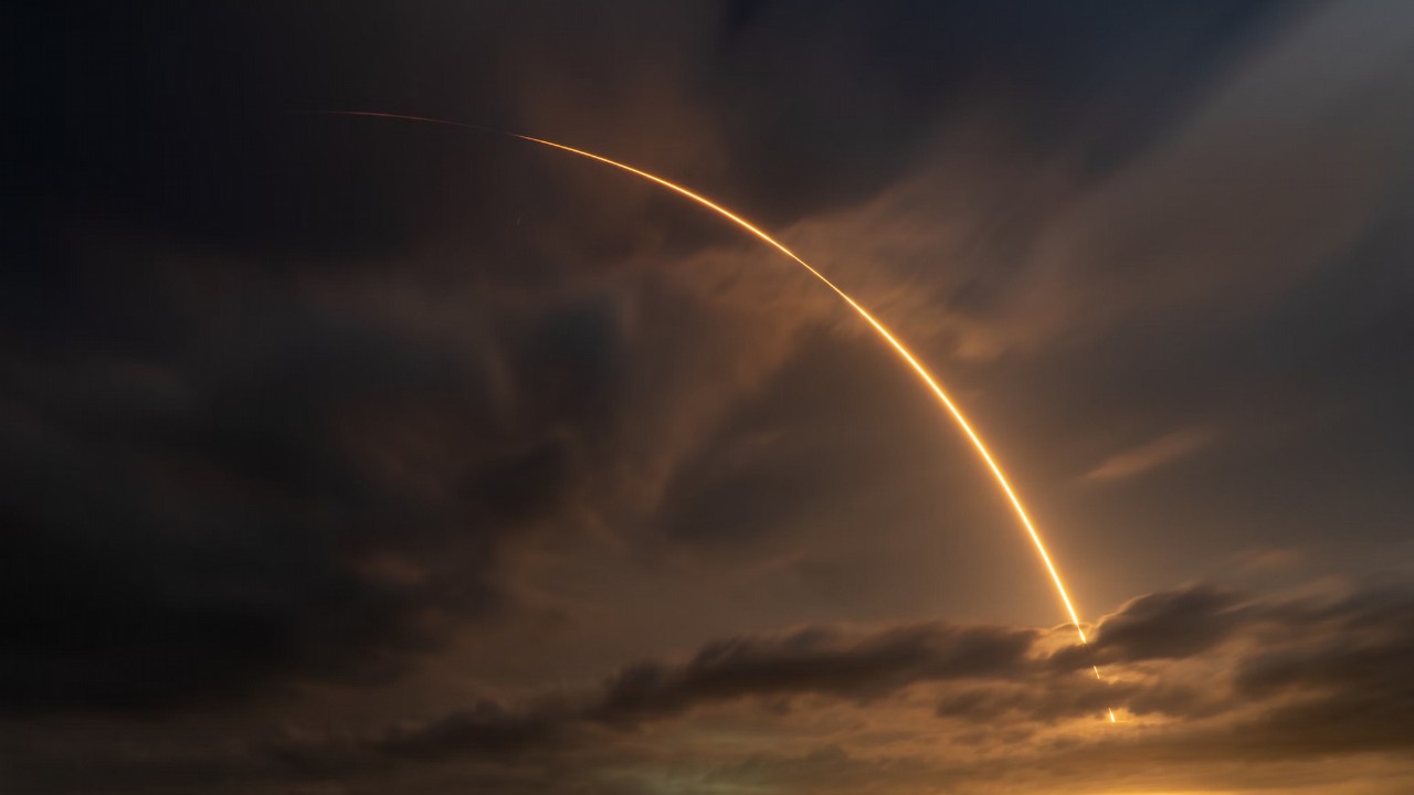 Rakiety SpaceX robią czerwone dziury w atmosferze. Nazywają je „zorzami SpaceX”, źródło grafiki: Wade Allen | Unsplash.