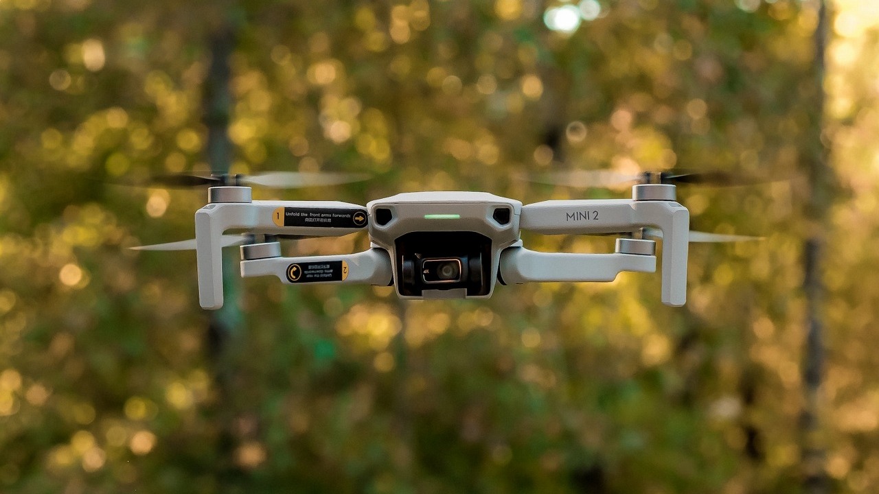 DJI rezygnuje ze wsparcia urządzeń z iOS, zaleca deweloperów przejście na Androida, źródło grafiki: Unsplash | Daniel Shapiro.