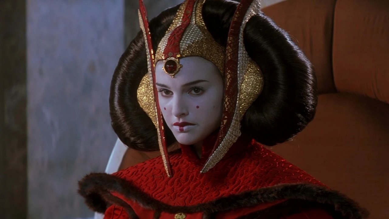 „Nie, mam 18 lat”. Król Karol zadał Natalie Portman komiczne pytanie na premierze filmu Star Wars, źródło grafiki: Gwiezdne Wojny: Część I – Mroczne Widmo; reż. George Lucas; 20th Century Fox; 1999.