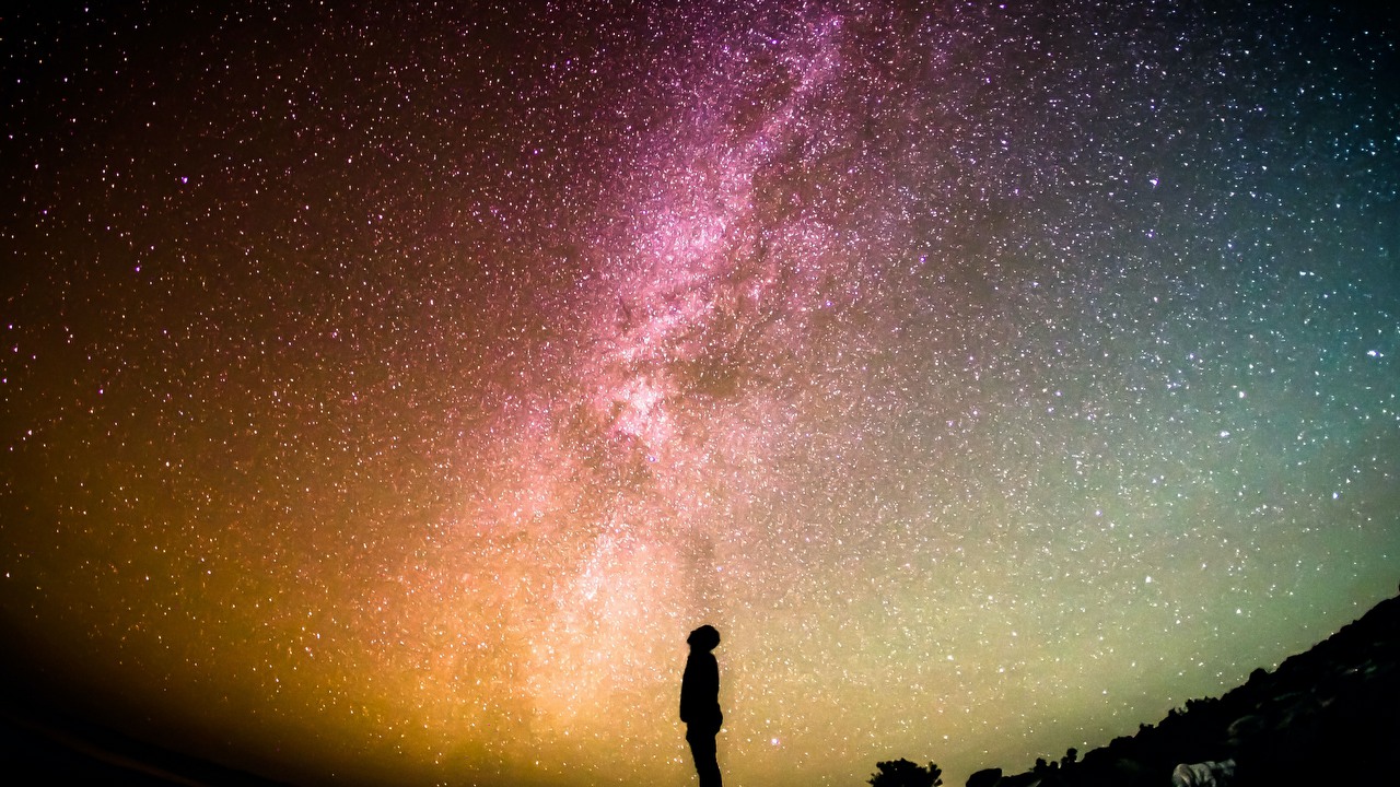 Astrochemicy dostrzegają potencjalne ślady życia na skraju Drogi Mlecznej, źródło grafiki: Greg Rakozy | Unsplash.