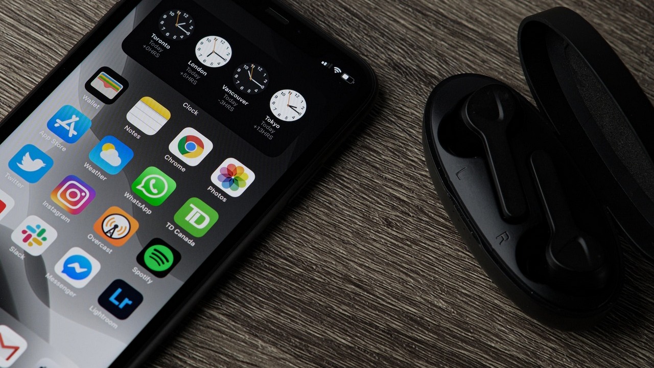Najtańszy iPhone może Was mocno zaskoczyć; iPhone SE 4 z baterią i designem z iPhone'a 14, źródło grafiki: Unsplash | Thom Bradley.