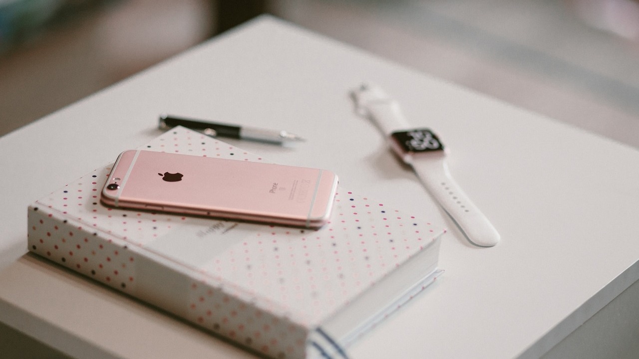 Apple chce uniezależnienia od Chin, baterie do iPhone'a 16 będą pochodziły z Indii, źródło grafiki: Unsplash | freestocks.
