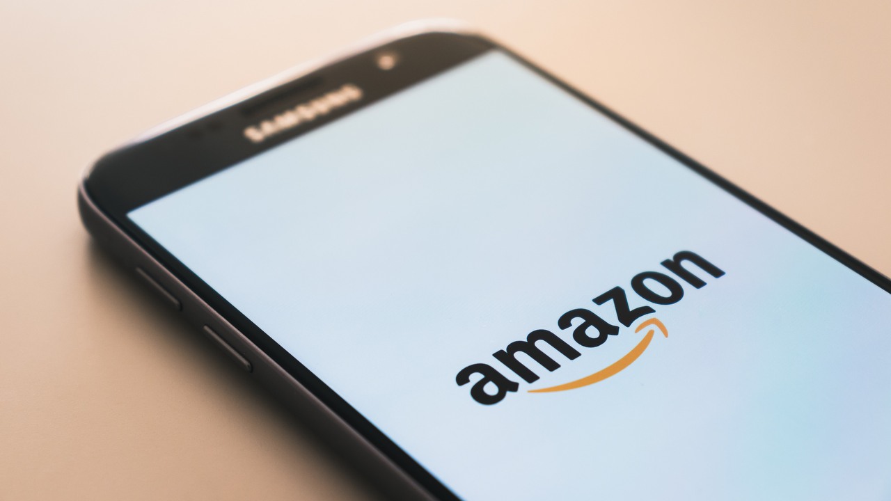 Amazon reaguje na działania UOKiK. Część warunków korzystania z Prime przestanie obowiązywać, źródło grafiki: Unsplash | Christian Wiediger.