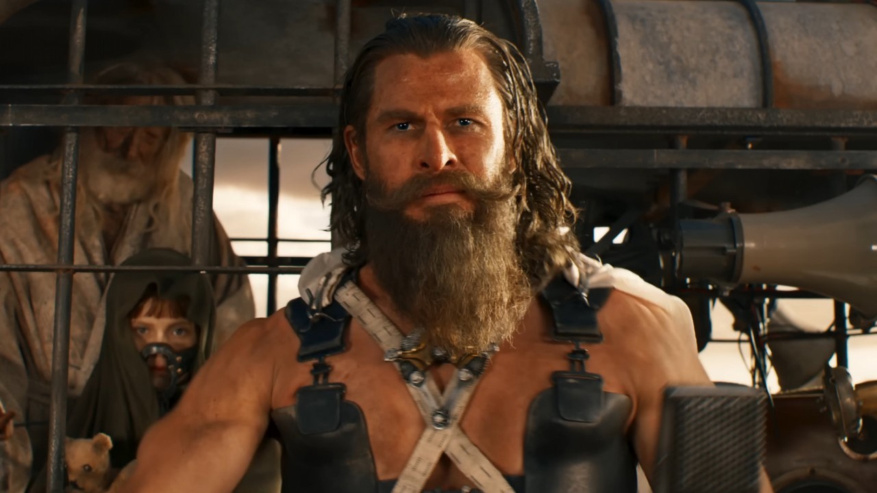 Kogo Chris Hemsworth zagrał w Furiosie? Wyjaśniamy, kim jest Dementus, źródło grafiki: Furiosa; reż. George Miller; Warner Bros. Pictures; 2024.