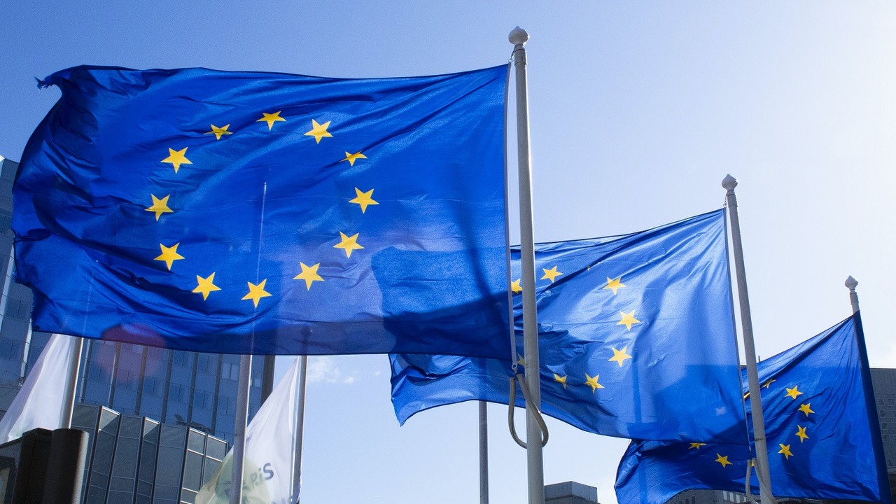 Polska dostanie prawie 60 miliardów euro od UE. Pieniądze wykorzystamy między innymi na odnawialne źródła energii, źródło grafiki: Unsplash | ALEKSANDRE LALLEMAND..