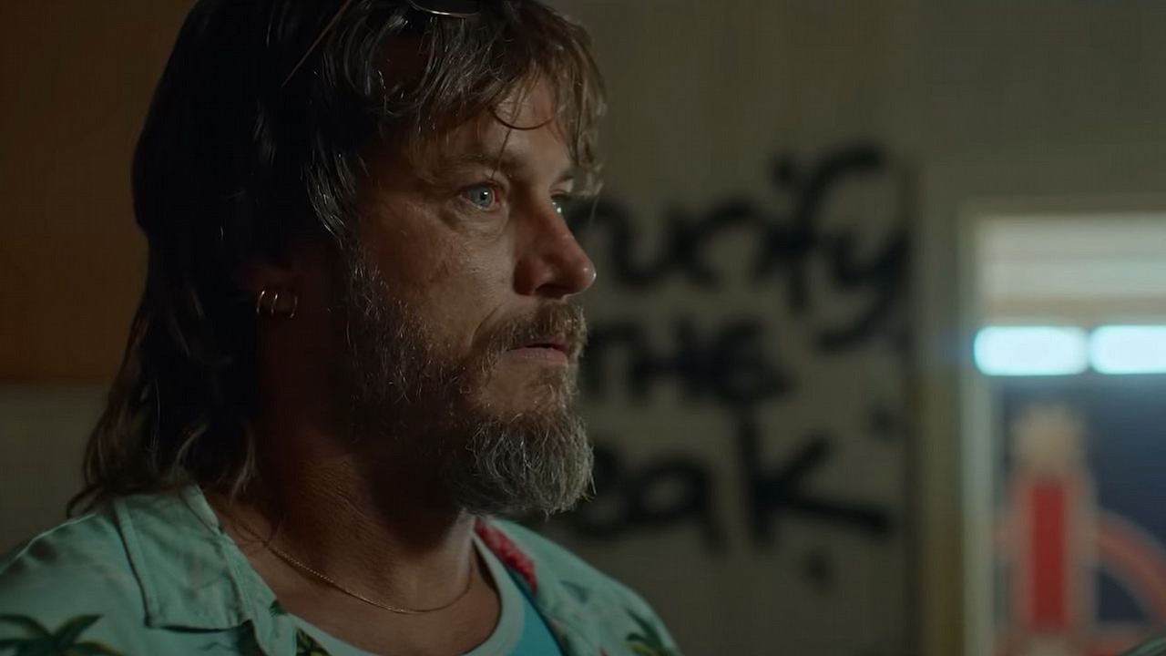 7 lat po odejściu z Wikingów Travis Fimmel powróci na Netflixa. Jego rola w Boy Swallows Universe ponownie przypomina Ragnara, źródło grafiki: Chłopiec pochłania wszechświat, John Collee, Netflix, 2024.