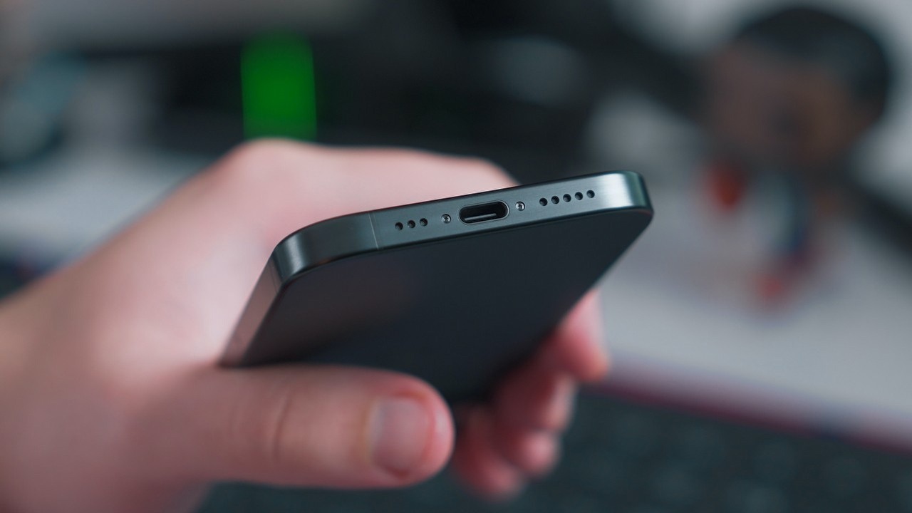 Apple może wprowadzić USB-C w swoich akcesoriach już na początku 2024 roku, źródło grafiki: Onur Binay / Unsplash.