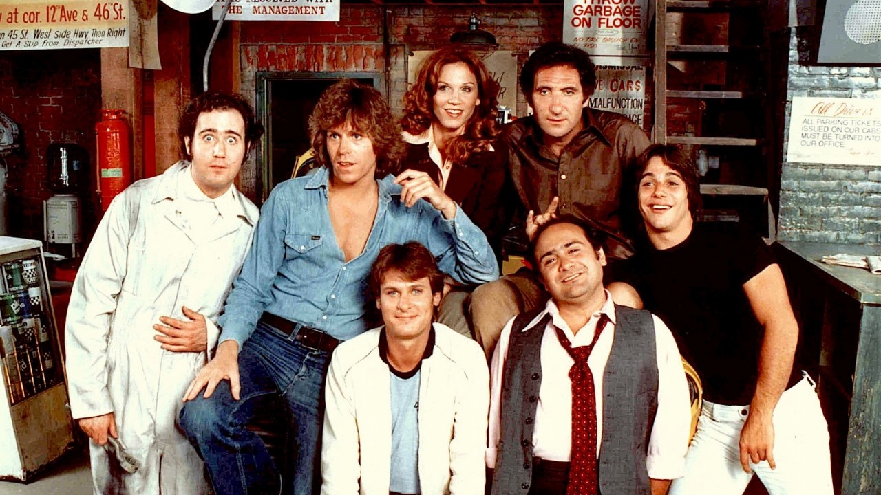 45 lat po premierze Taxi obsada cenionego sitcomu spotkała się. Czym obecnie się zajmują?, źródło grafiki: Taxi; James L. Brooks, Stan Daniels, David Davis i Ed. Weinberger; ABC/NBC; 1978.