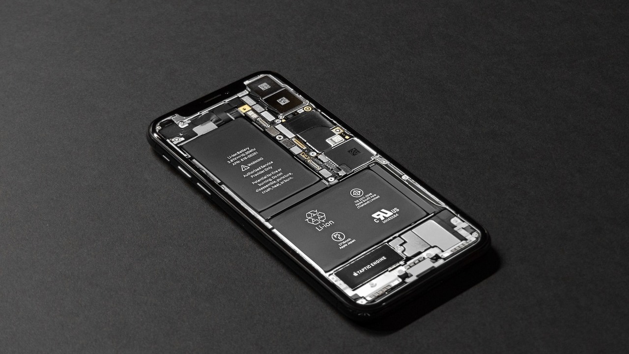 Jeśli bateria Xiaomi rozładowuje się zbyt szybko, można to naprawić w minutę, zmieniając dwa ustawienia MIUI, źródło grafiki: Unsplash | Tyler Lastovich.