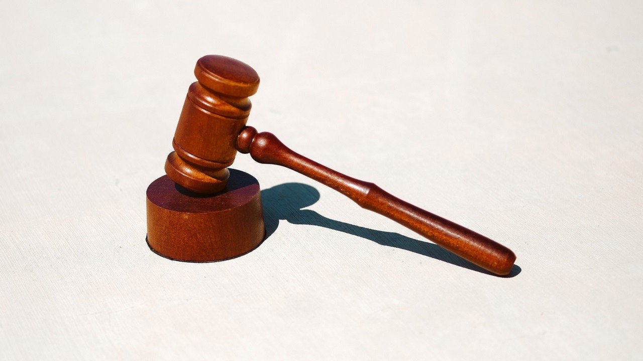 Prezes UOKiK stawia zarzuty OLX, poszło o wprowadzające w błąd opinie, źródło grafiki: Unsplash | Tingey Injury Law Firm..
