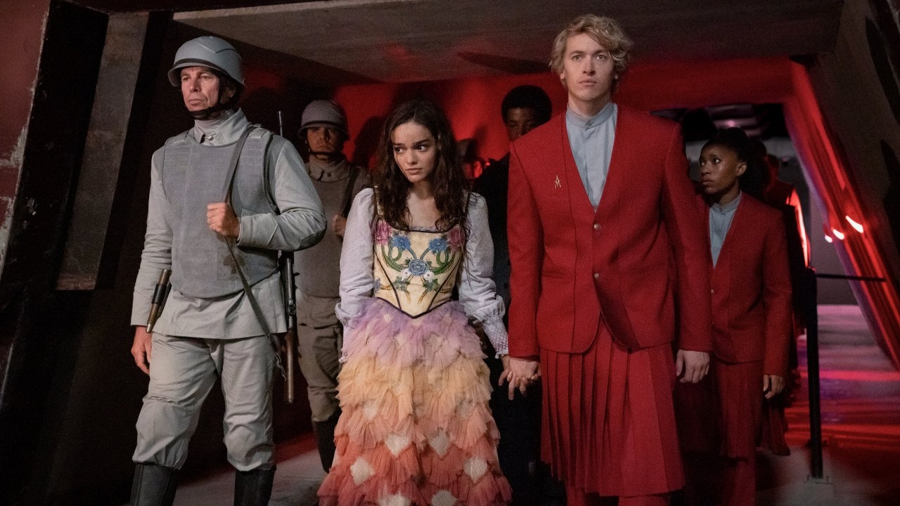 Lucy Gray z Ballady ptaków i węży była w Igrzyskach śmierci o Katniss? To sugeruje teoria fanów, źródło grafiki: Igrzyska śmierci: Ballada ptaków i węży; reż. Francis Lawrence; Lionsgate Films; 2023.