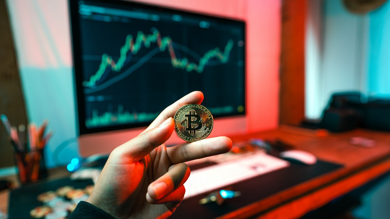 Twórca zażartował, że jego strzelanka działa tak źle, ponieważ sprzęt graczy jest wykorzystywany do kryptowalut; teraz usuwa żart z obawy przed banem, źródło grafiki: Art Rachen | Unsplash.