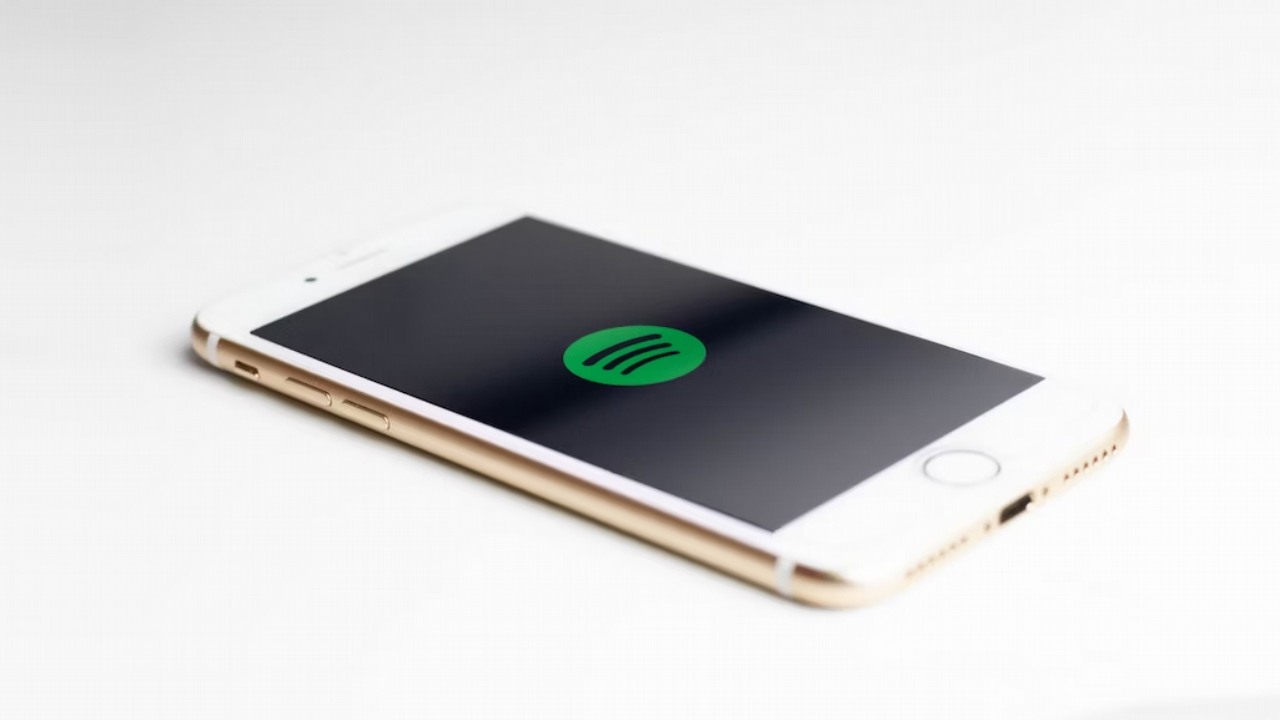 To nie spodoba się Apple. UE chce umożliwić Spotify korzystanie z zewnętrznych płatności na iPhonie, źródło grafiki: Sara Kurfeß | Unsplash.