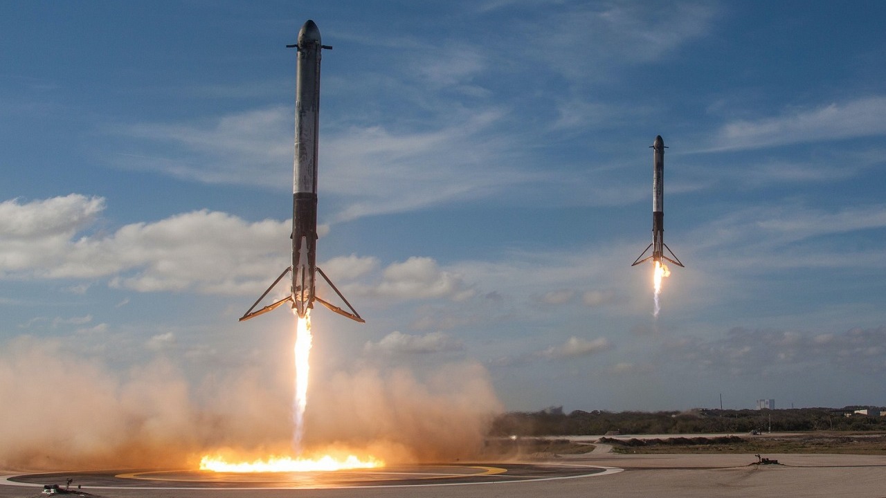 Starlink już niedługo pozwoli na wykonywanie połączeń głosowych. Jest zgoda na testy usługi, źródło grafiki: Unsplash | SpaceX.