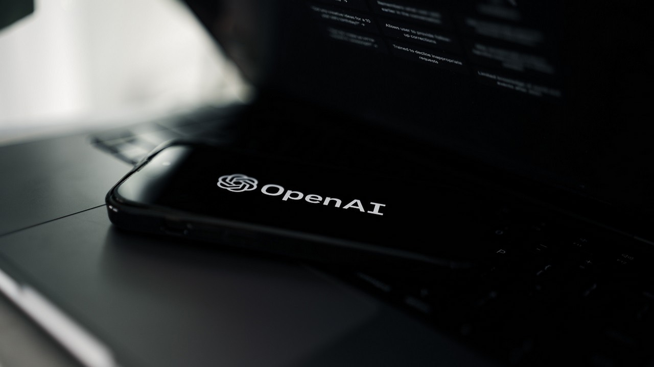 Konkurencja wykorzystała ChatGPT do uczenia własnego AI, źródło grafiki: Unsplash | Zac Wolff..