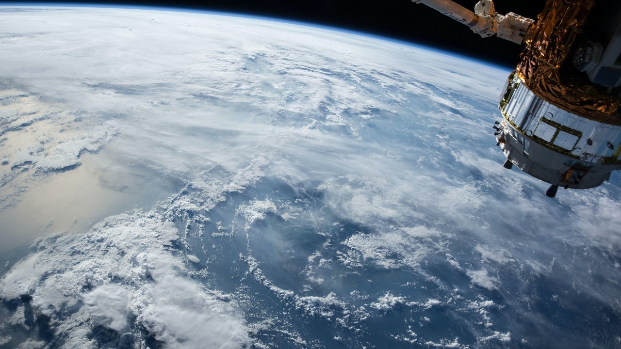 UE chce rzucić wyzwanie Starlinkowi i stworzyć własny Internet satelitarny, źródło grafiki: Unsplash | NASA..