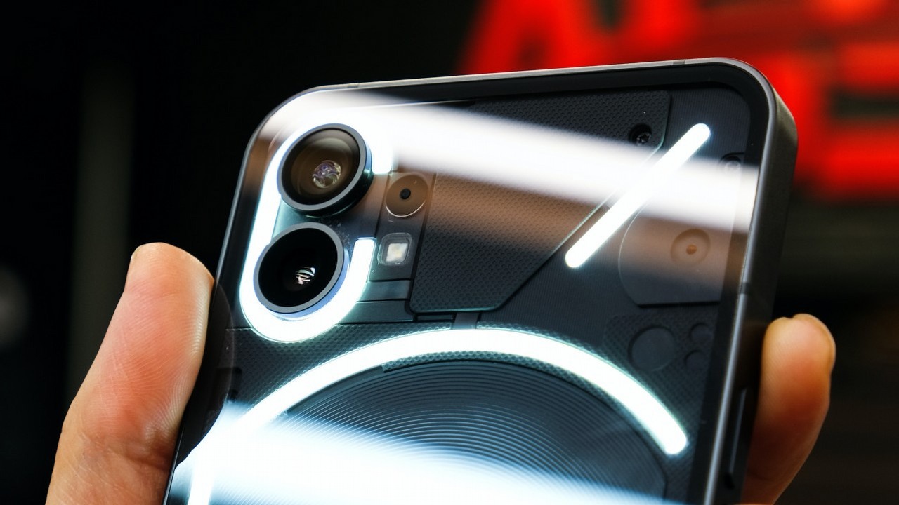 Nothing Phone 2 może doczekać się tańszej wersji, źródło grafiki: Zana Latif / Unsplash.