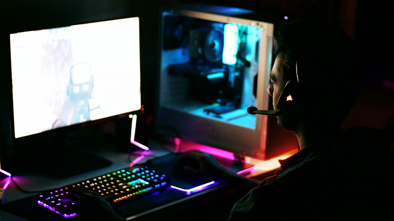 Wydał prawie 2000 euro, aby zbudować swój komputer do gier, ale może grać tylko przy 6 fps. Problem? Nie przeczytał instrukcji podczas montażu, źródło grafiki: Uzair Ahmed | Unsplash.