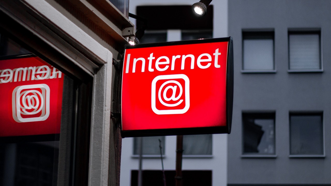 Polska w światowej czołówce cyfryzacji, dostęp do Internetu i nowoczesnych usług na wysokim poziomie według nowego rankingu, źródło grafiki: Unsplash | Leon Seibert..
