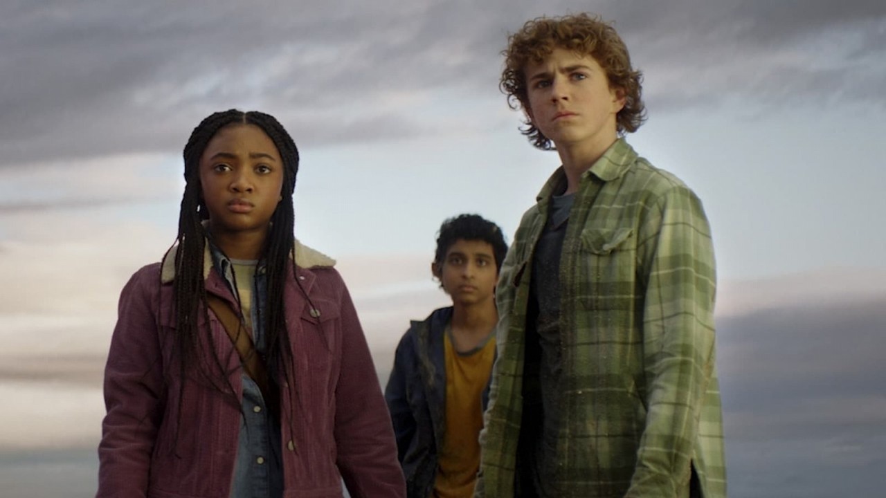 Kiedy wychodzą odcinki serialu Percy Jackson i bogowie olimpijscy na Disney Plus?, źródło grafiki: Percy Jackson i bogowie olimpijscy; Jonathan E. Steinberg i Dan Shotz; Disney+; 2023.
