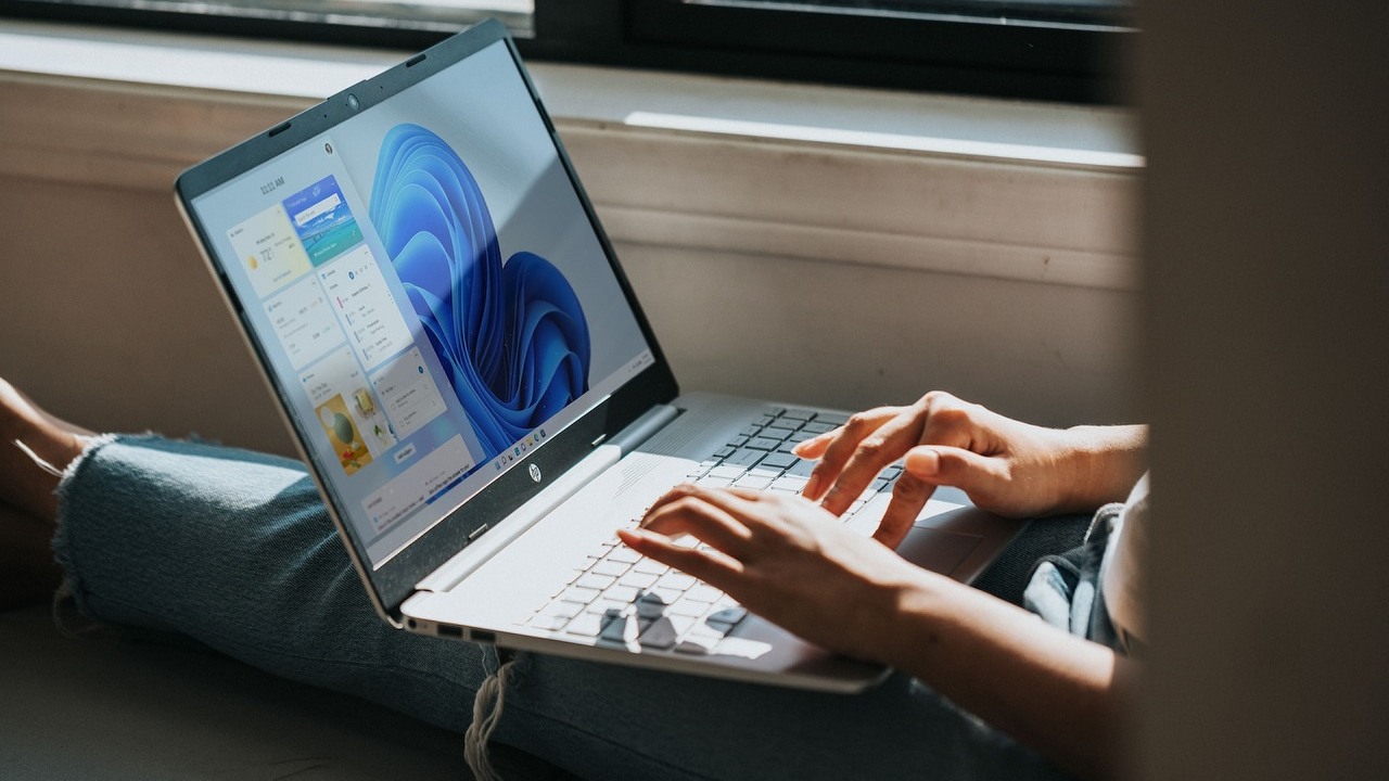 Microsoft potwierdza problemy z Wi-Fi po aktualizacji Windowsa 11, źródło grafiki: Unsplash | Windows.