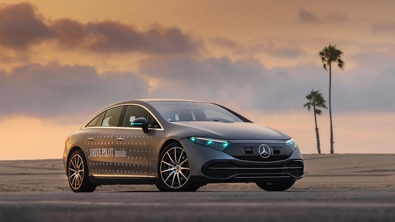 Mercedes testuje nowy kolor świateł: pokażą kiedy samochód porusza się na autopilocie, źródło grafiki: Mercedes-Benz.