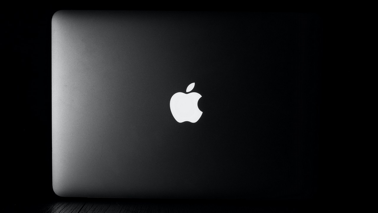 Apple chce szkolić AI na wiadomościach i jest gotowe za to zapłacić, źródło grafiki: Unsplash | Aditya Joshi..