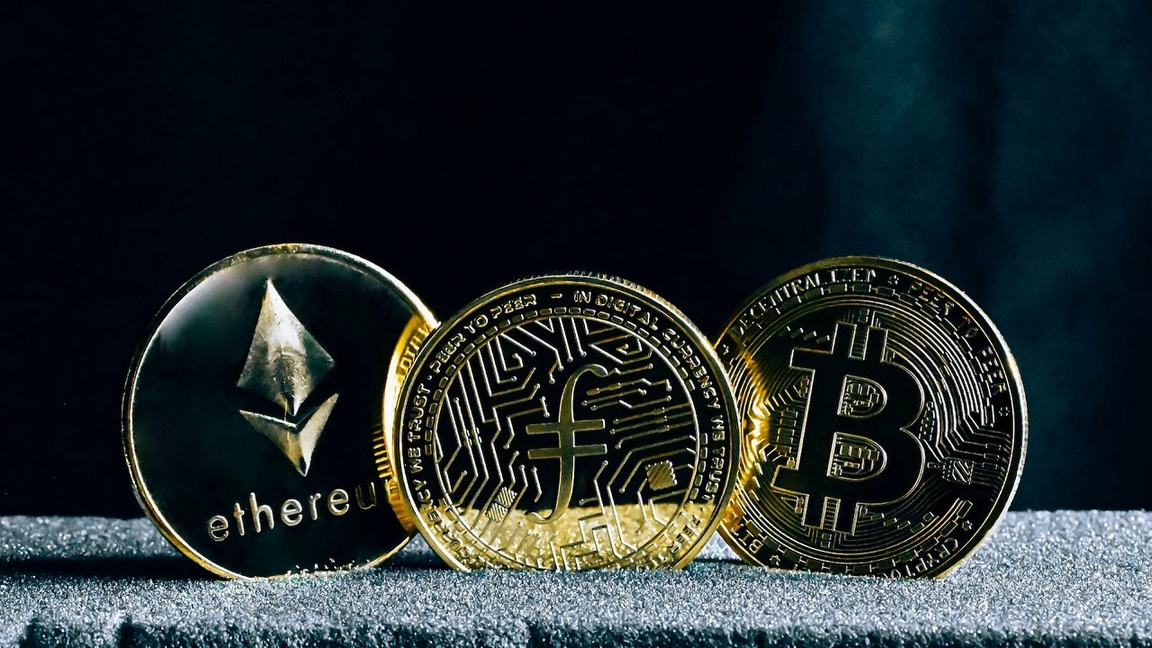 W 2023 roku hakerzy ukradli kryptowaluty o wartości 2 miliardów dolarów, źródło grafiki: Unsplash | Traxer.