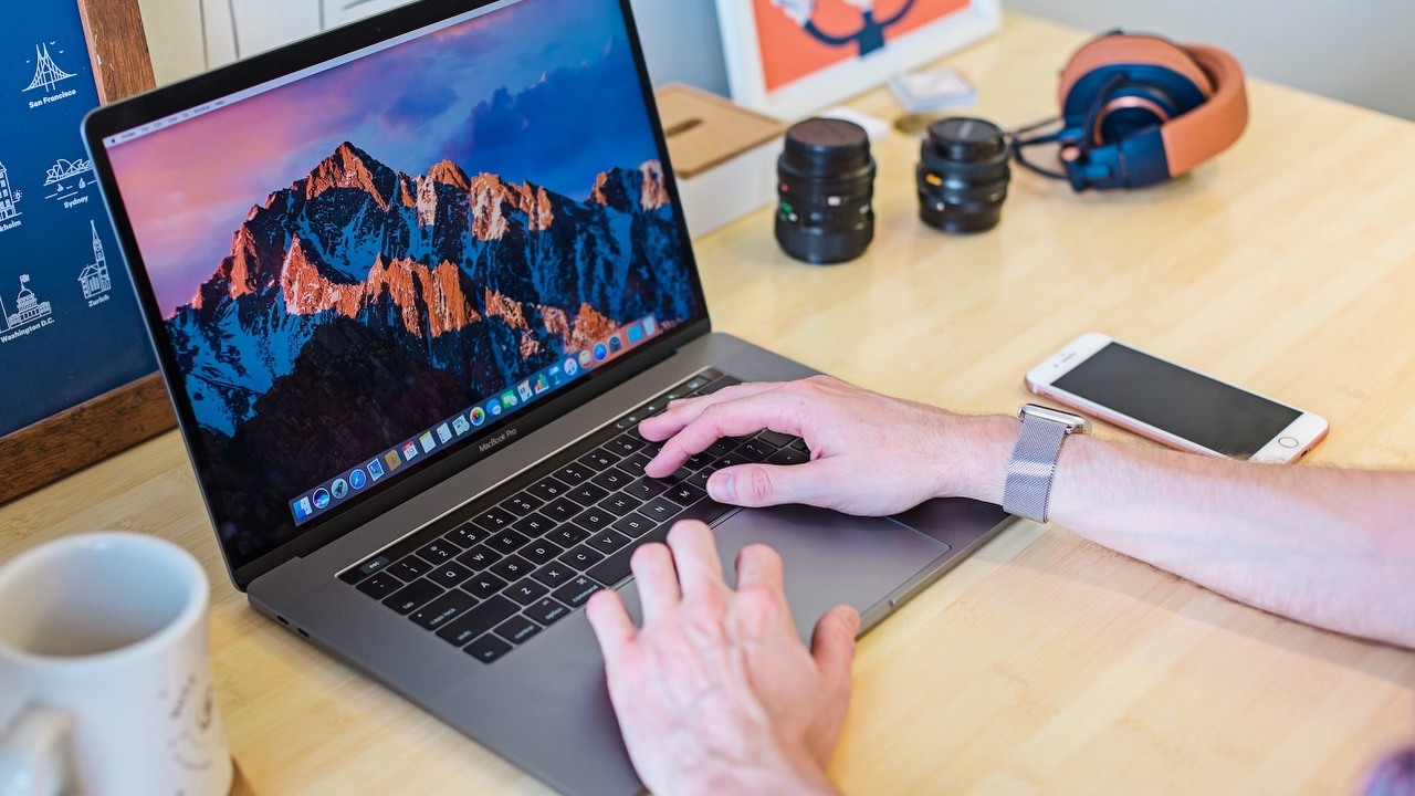 Jak zrobić screena na MacBooku?, źródło grafiki: Mia Baker | Unsplash.