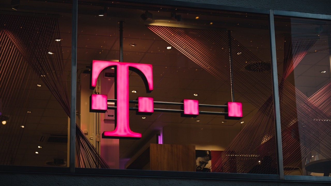 Ponad 25 mln zł kary dla T-Mobile Polska od UOKiK, winna reklama o 1200 GB za darmo przez rok, źródło grafiki: Unsplash | Mika Baumeister..