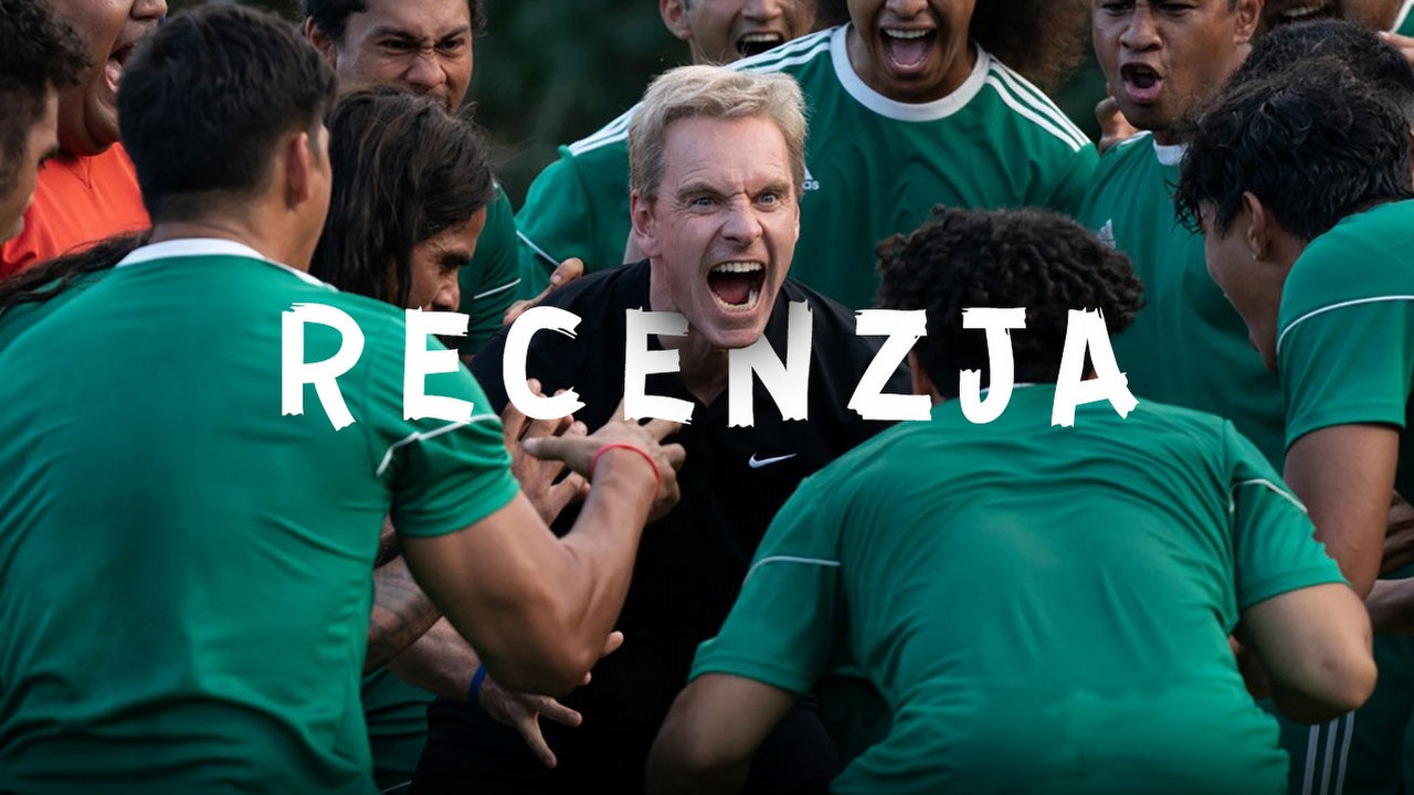 Pierwszy gol - recenzja. W nowej komedii Taika Waititi potyka się o własne nogi, ale trafia do serc, źródło grafiki: Pierwszy gol, reż. Taika Waititi, Searchlight Pictures, 2023.