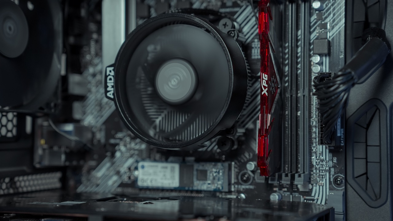 Gracz kupuje synowi nowy komputer do gier za 1200 euro, nie zauważa, że wbudowany sprzęt ma ponad 10 lat, źródło grafiki: Onur Binay | Unsplash.