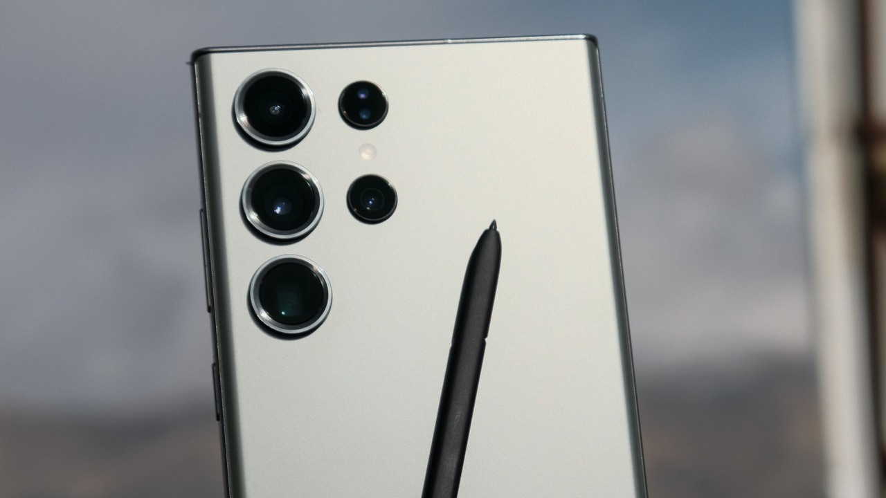 Za wymianę ekranu w Samsungu Galaxy S24 Ultra zapłacimy majątek, źródło grafiki: Zana Latif / Unsplash.