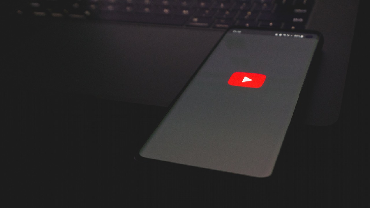 Dlaczego pojedynczy film na YouTube wciąż ma 301 wyświetleń, mimo że obejrzano go 15 milionów razy?, źródło grafiki: Unsplash | Azamat E.