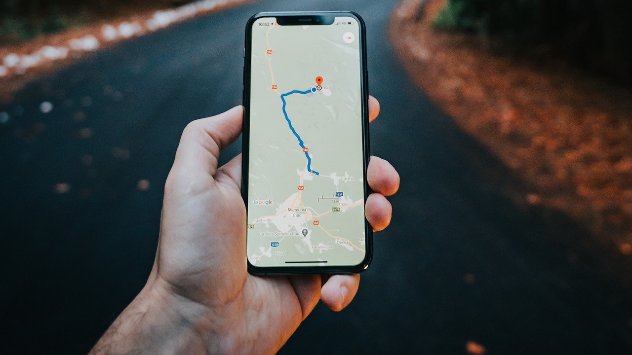 Google Maps robi coś nie do pomyślenia, rozczarowując miliony kierowców, którzy polegali na ich aplikacji, źródło grafiki: Unsplash | Tamas Tuzes-Katai..