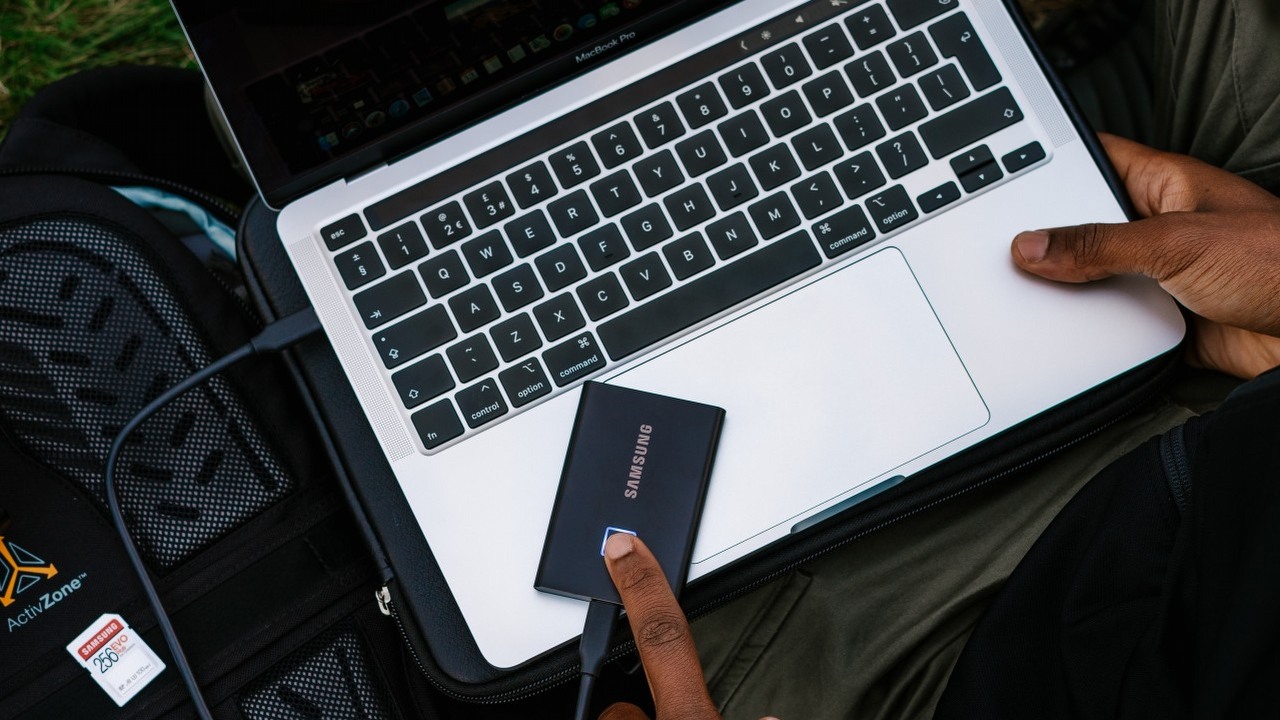 Dzięki metodzie 3-2-1 już nigdy nie stracisz ważnych rodzinnych zdjęć i danych, źródło grafiki: Samsung Memory / Unsplash.