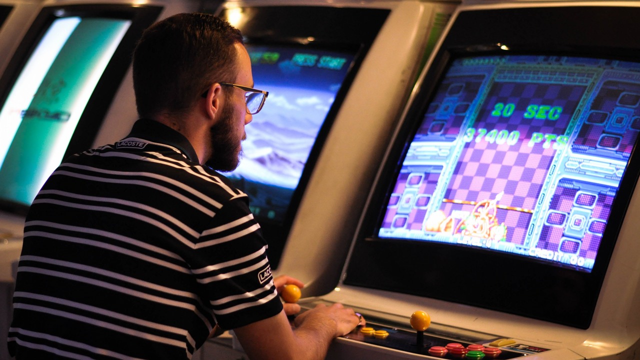 Świetna infografika pokazuje, jak rosły i upadały platformy do gier na przestrzeni 50 lat, źródło grafiki: Unsplash / Lkszy Dgtl.