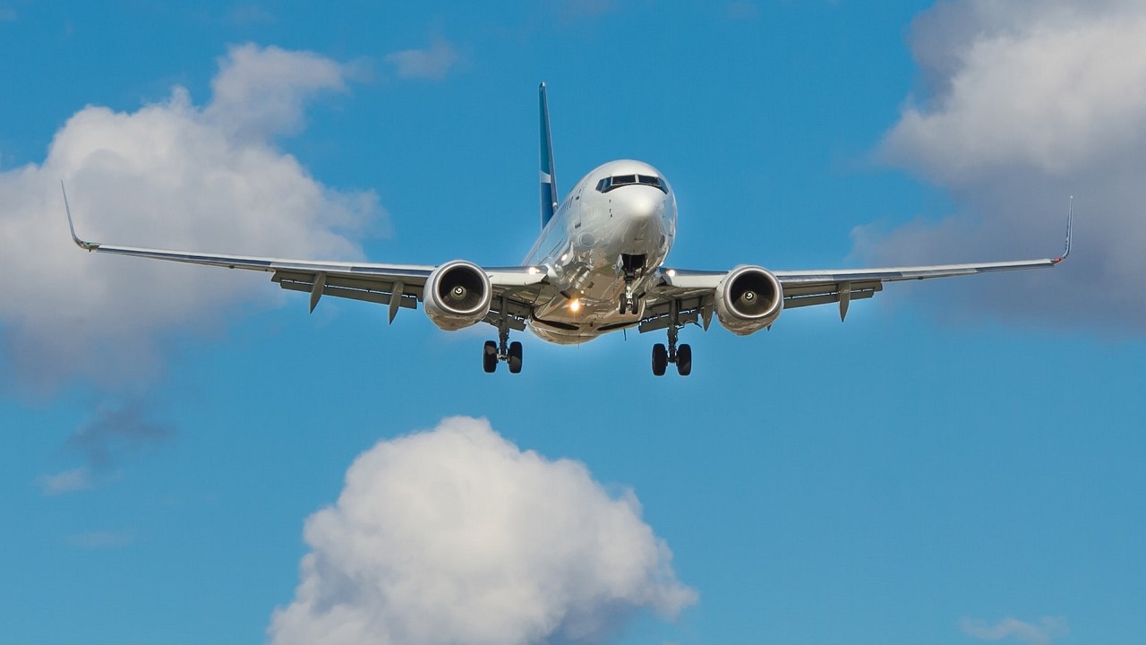 iPhone'y spadają z nieba, dosłownie! Zagubione smartfony z lotu Alaska Airlines odnalezione w idealnej kondycji, źródło grafiki: Unsplash | John McArthur.